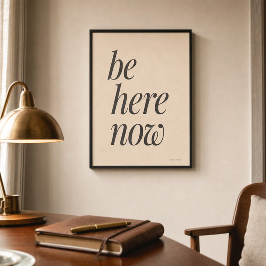 Be Here Now Poster — Elegant serif italic 'be here now' Ram Dass present moment, lifestyle in interior, Atelier Poster